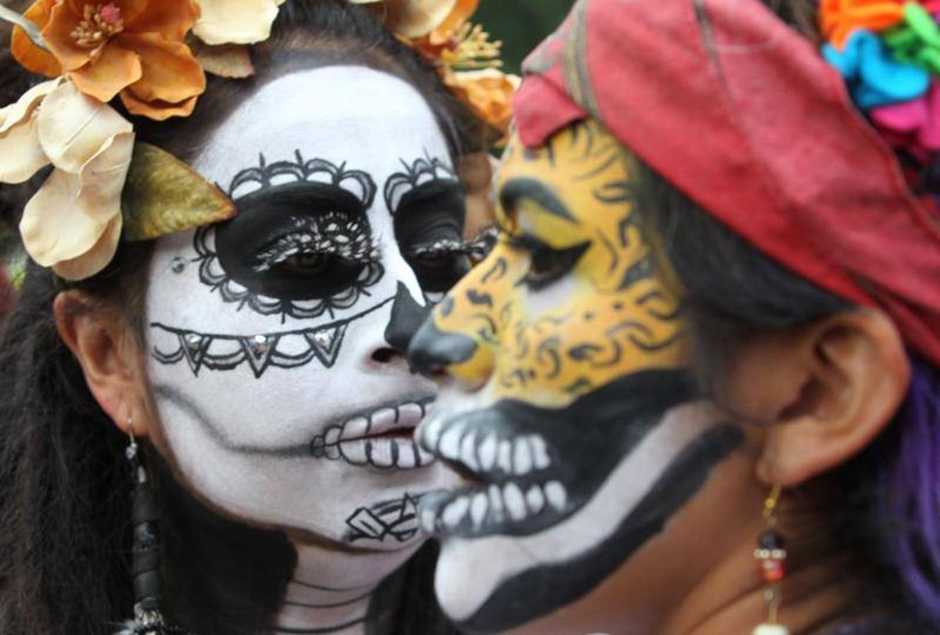 El Desfile Internacional del Día de los Muertos celebrado en México, estuvo protagonizado por catrinas, enormes calaveras, criaturas alegóricas, singulares carrozas y flores de los colores más llamativos. La creencia de los mexicanos, es que estas flores y en concreto la flor naranja de cempasúchil (planta que protagonizó gran parte del desfile) son las encargadas de guiar a los difuntos a que se reencuentren con sus familiares.