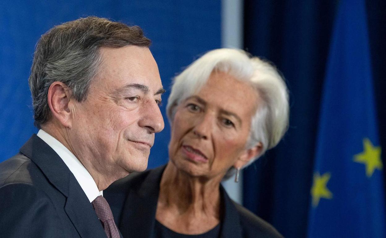 Mario Draghi y su sucesora Christine Lagarde, durante el acto celerado en la sede del BCE. 