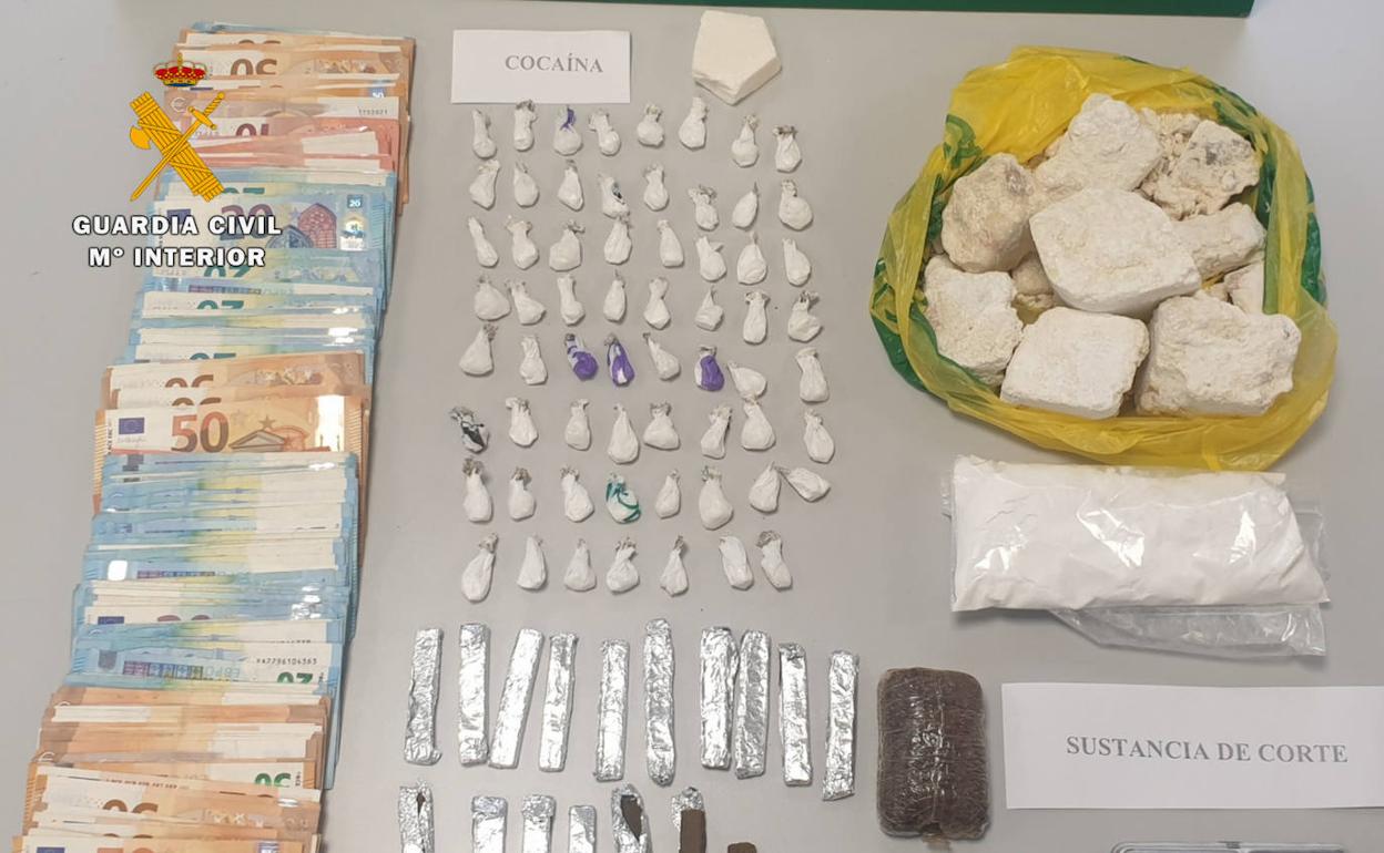 Las sustancias intervenidas por la Guardia Civil.