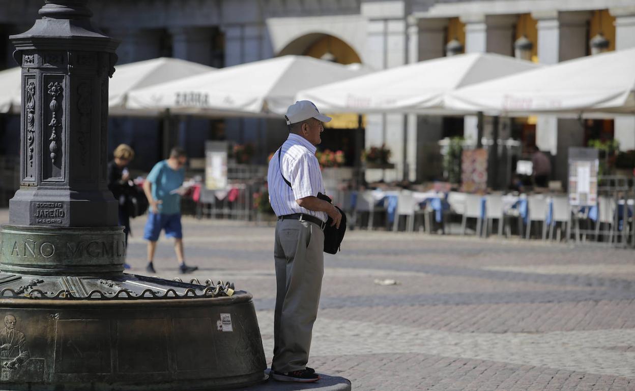 Un hombre jubilado paseando por Madrid.