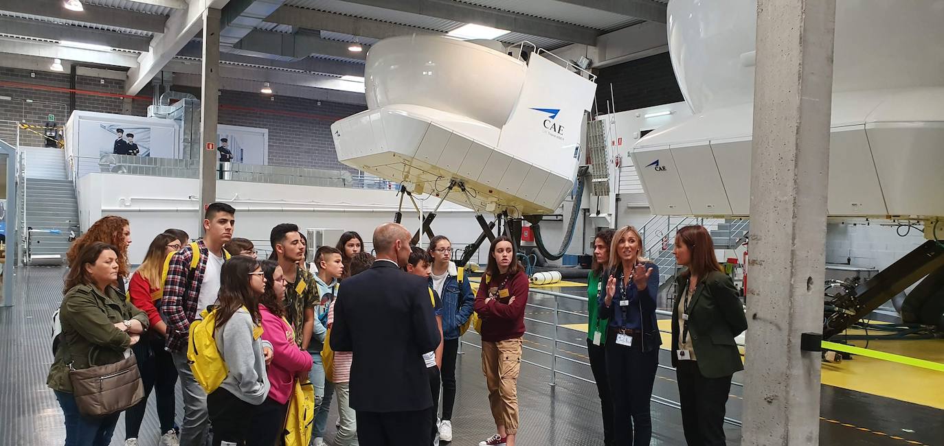 Fotos: 18 alumnos de ESO y Bachillerato del IES Elisa y Luis Villamil de Vegadeo vuelan a Barcelona para conocer la ciudad