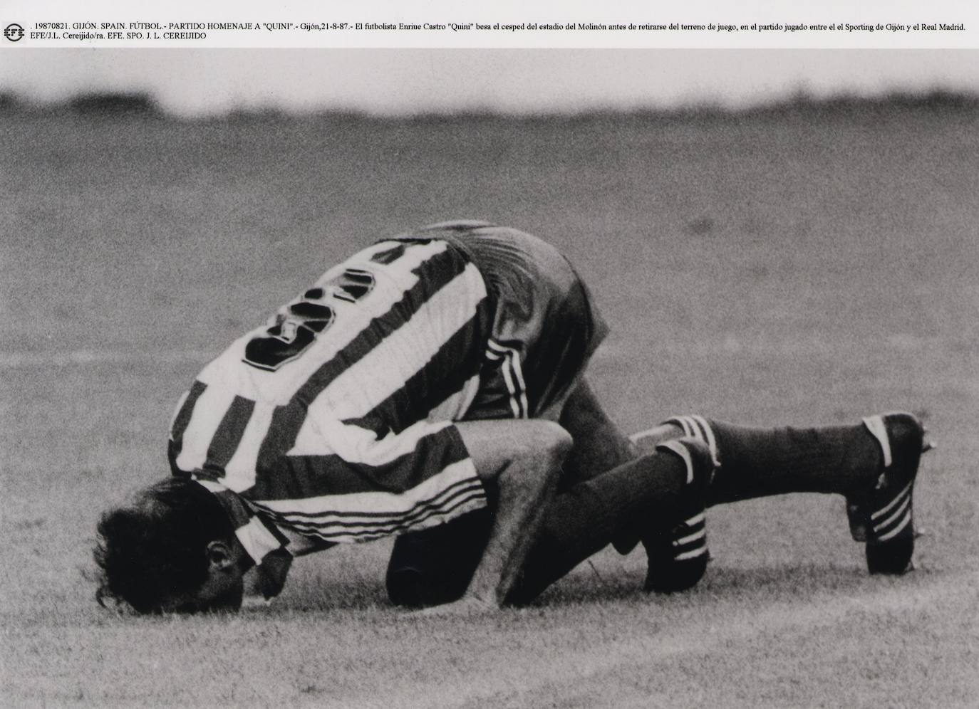 Enrique Castro 'Quini' besa el césped de El Molinón al retirarse del terreno de juego en el partido de su homenaje disputado por el Sporting y el Real Madrid (1987)