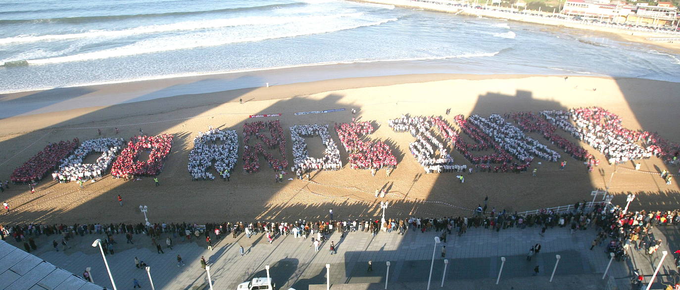 Aficionados del Sporting forman un mosaico en la playa de San Lorenzo antes de partir a El Molinón, donde su equipo juega con el Almería (2005). 