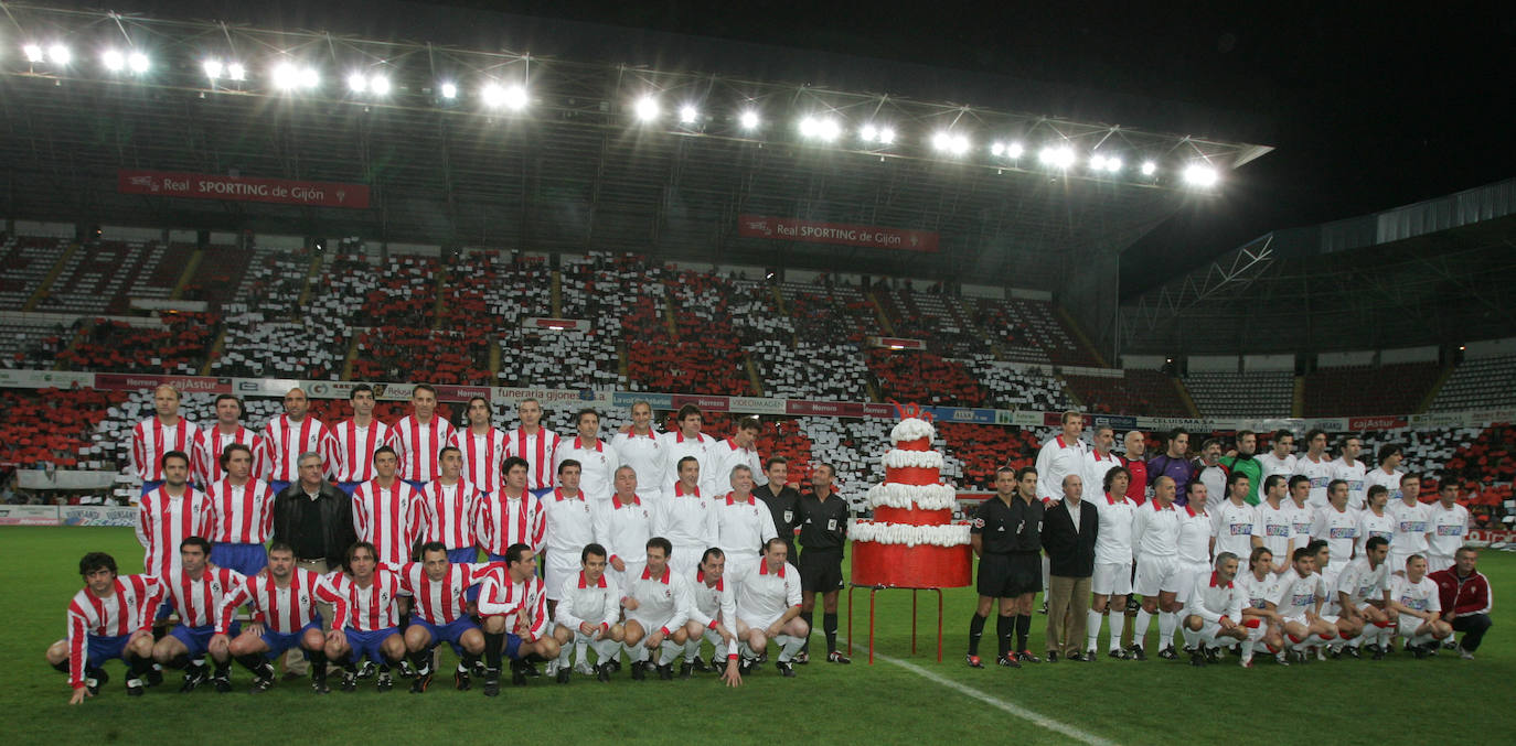 Todos los jugadores paticipantes, de los tres equipos, forman antes del inicio del partido del centenario (2005). 