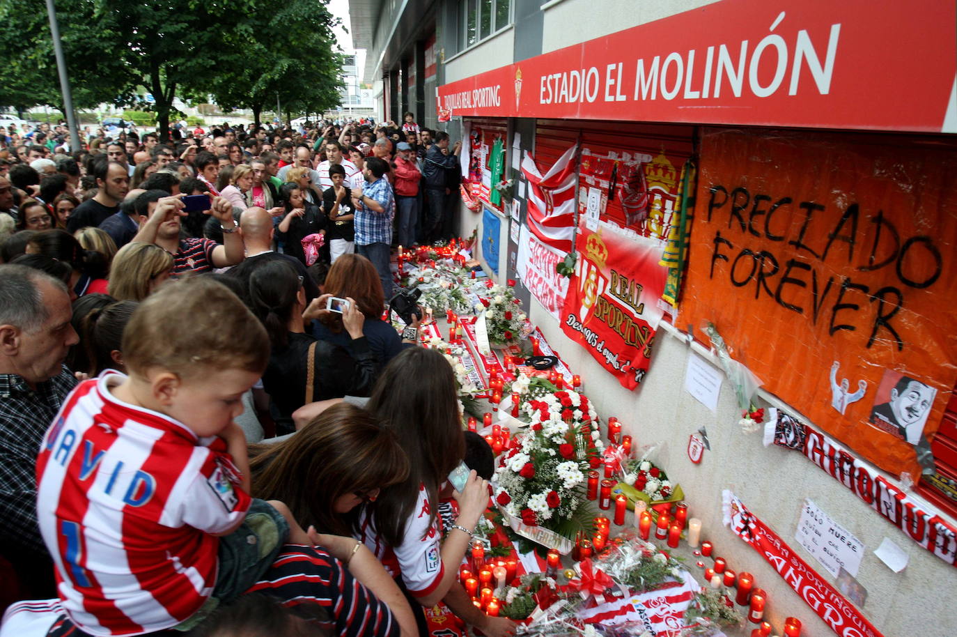 Cientos de aficionados ante un improvisado altar en una concentración frente a la puerta cero de El Molinón para mostrar su dolor por la muerte del exentrenador del Sporting, Manuel Preciado, convocada por las redes sociales (2012). 