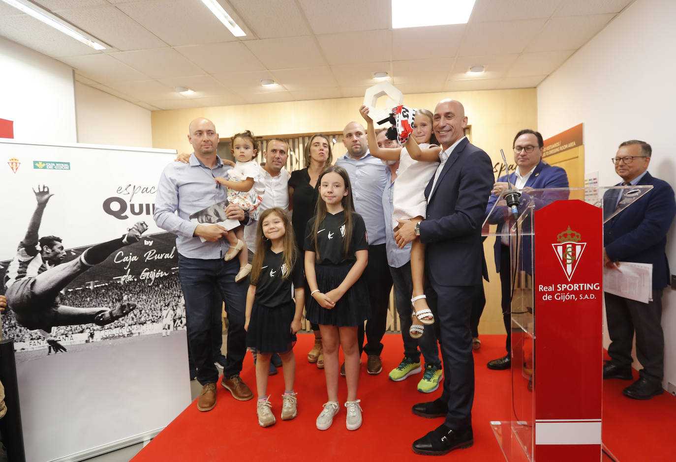 El presidente de la Federación Española de Fútbol, Luis Rubiales, posa con los familiares de Enrique Castro en la inauguración del Espacio Quini by Caja Rural de Gijón en El Molinón (2019). 