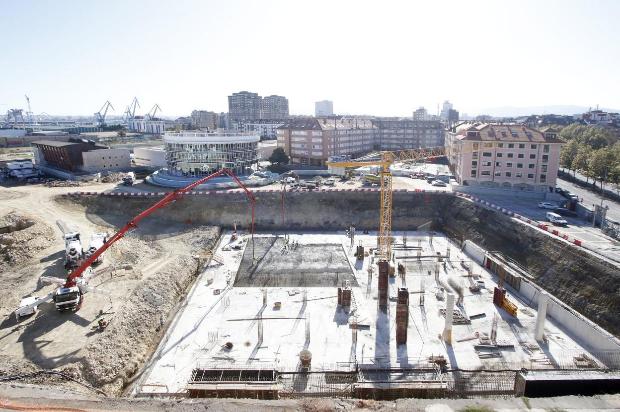 Obras de construcción del pozo de tormentas de El Arbeyal en La Calzada. 