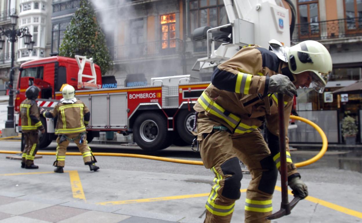 Las labores de extinción del incendio de la calle Uría. 