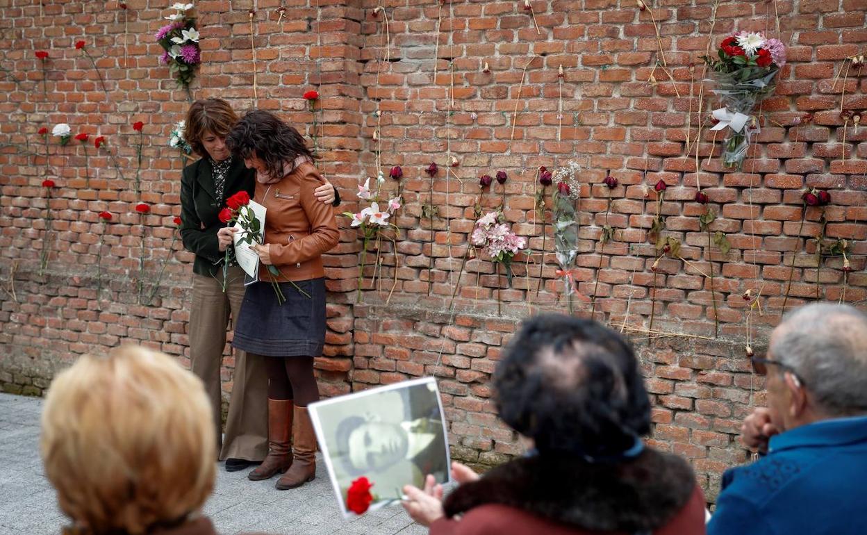 Dolores Delgado, durante el homenaje a los 18 fusilados en el cementerio madrileño de la Almudena.