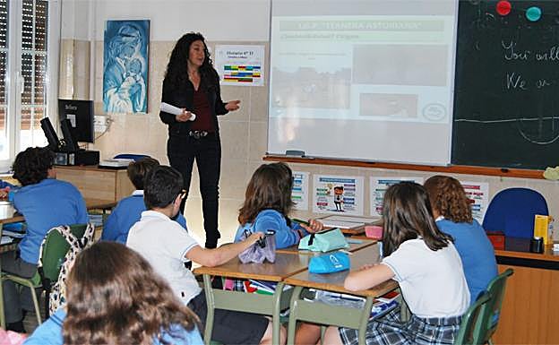 Elena Cebada, directora gerente de IGP Ternera Asturiana, en el taller de Furturo en Femenino del Colegio snata María del Naranco