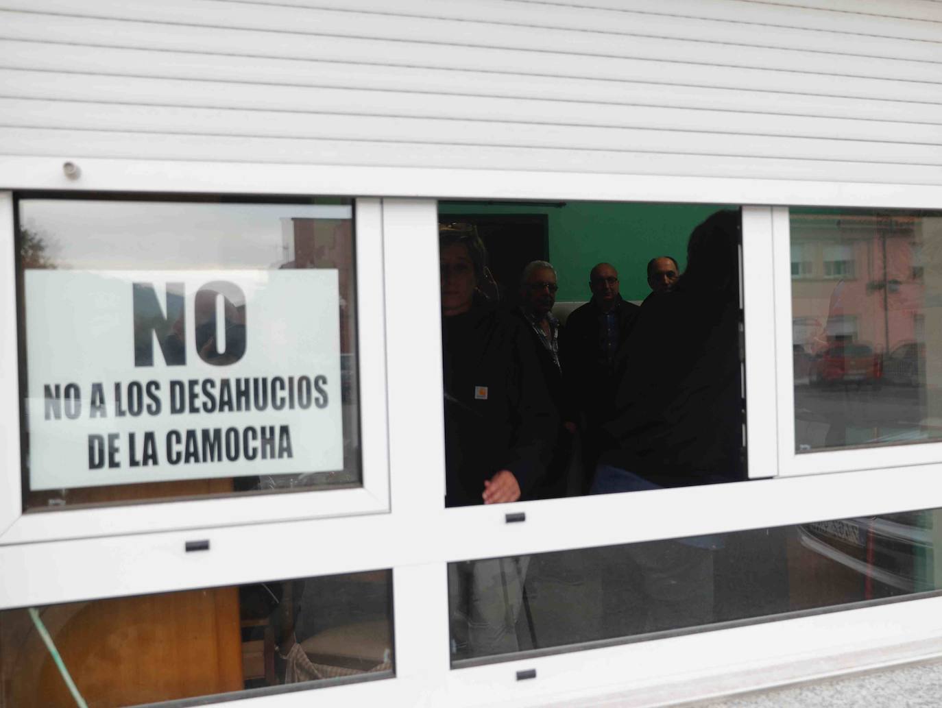 El propietario de una de la vivienda entregó las llaves a la comisión judicial sin oponer resistencia