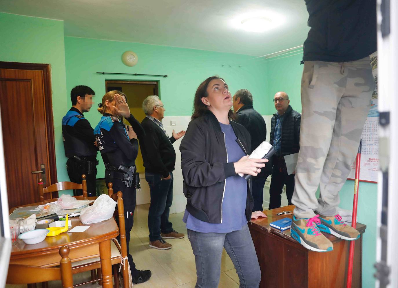 El propietario de una de la vivienda entregó las llaves a la comisión judicial sin oponer resistencia