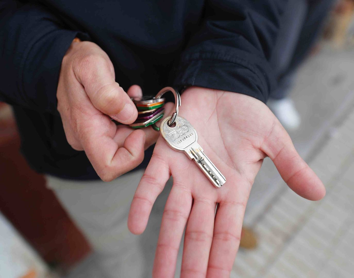 El propietario de una de la vivienda entregó las llaves a la comisión judicial sin oponer resistencia