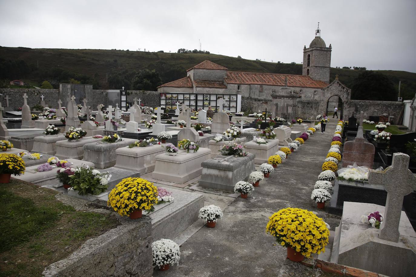 Cue. Este cementerio, construido al lado de una iglesia que data del siglo XVIII, alberga un impresionante mausoleo.