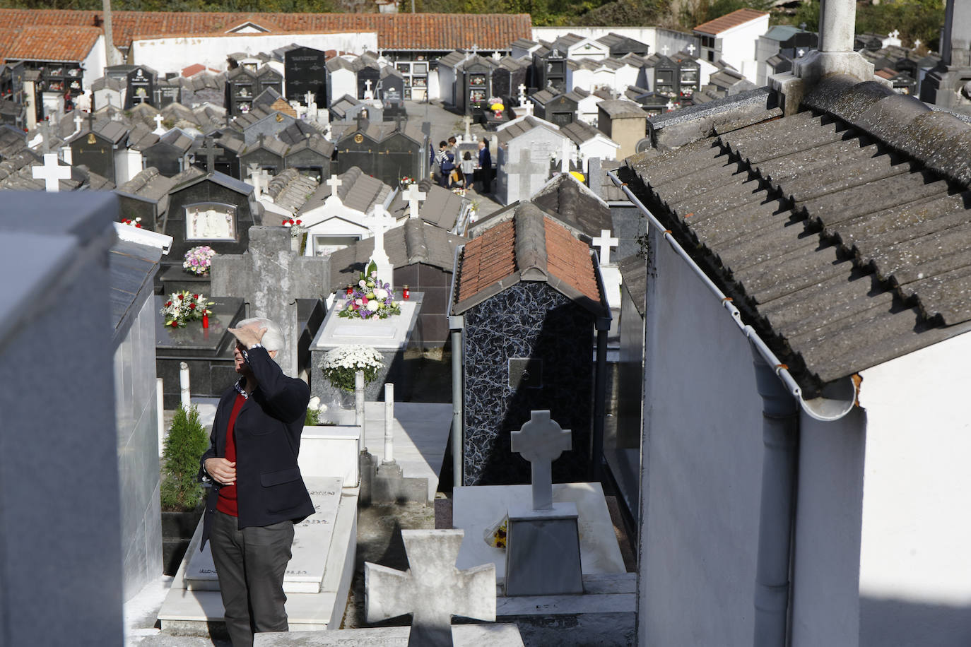 Moreda. El cementerio de esta pequeña parroquia asturiana perteneciente a Aller destaca por sus pequeñas construcciones en tonalidades grises adornadas por las ofrendas florales de las familias.