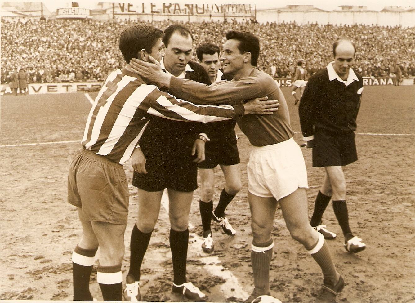 Toni Cuervo saluda a Miguel Montes en un partido entre el Real Oviedo y el Sporting. 