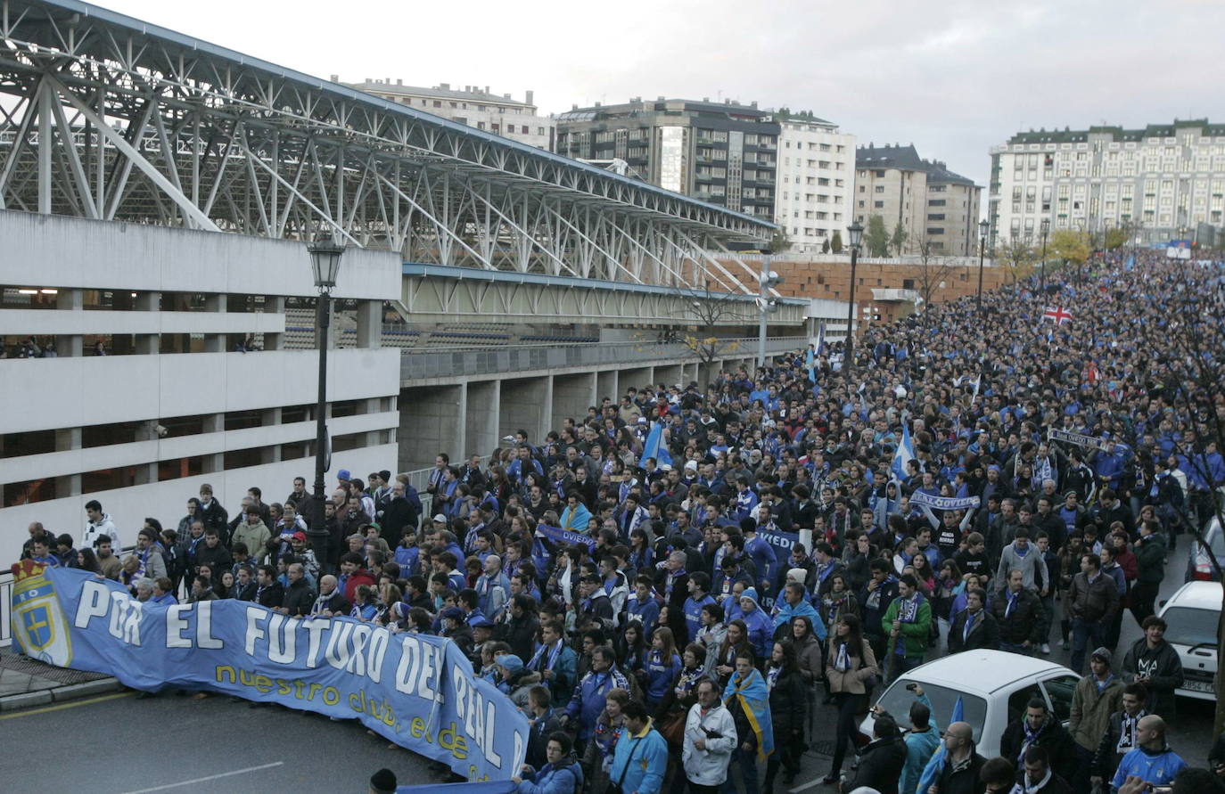 Manifestación convocada por la Asociación de Peñas del Real Oviedo 'Por el futuro del Real Oviedo, nuestro club, el de todos' hasta el Carlos Tartiere coincidiendo con la ampliación de capital del club (2012). 