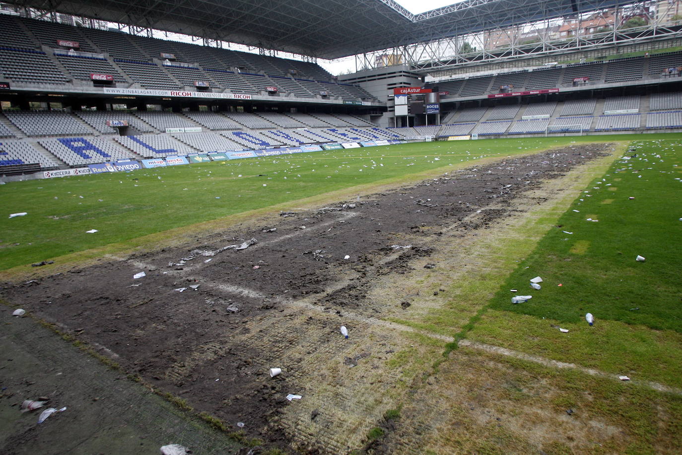 Desperfectos en el césped del estadio Carlos Tartiere, tras la celebración del concerto de Maná (2011).