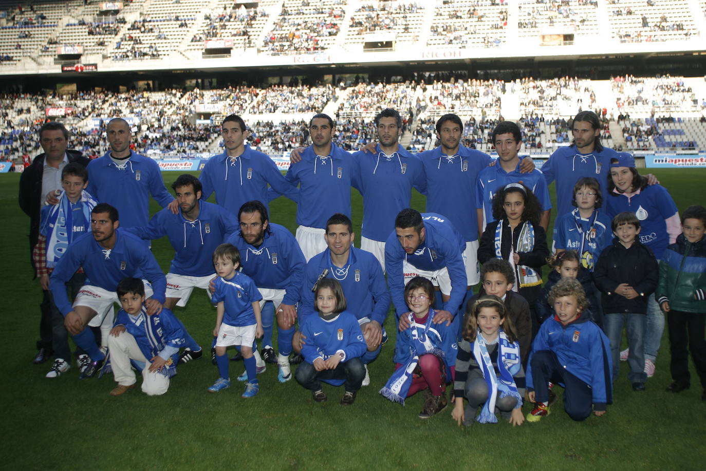 Los jugadores carbayones posaron con una vieja camiseta para conmemorar el 85 niversario del club en el partido de Liga de Segunda División B entre el Real Oviedo y el Guijuelo. 