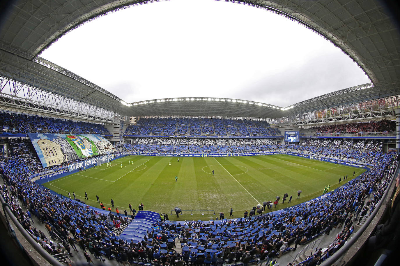 Panorámica del estadio Carlos Tartiere en el partido de Liga de Segunda División entre el Real Oviedo y el Sporting (2018).