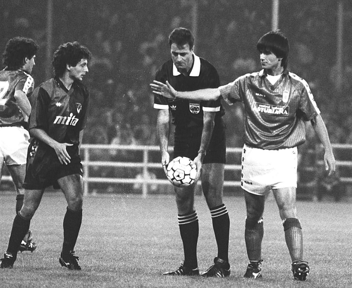 Lakatus, en el partido de la Copa de la UEFA entre el Real Oviedo y el Génova (1991).