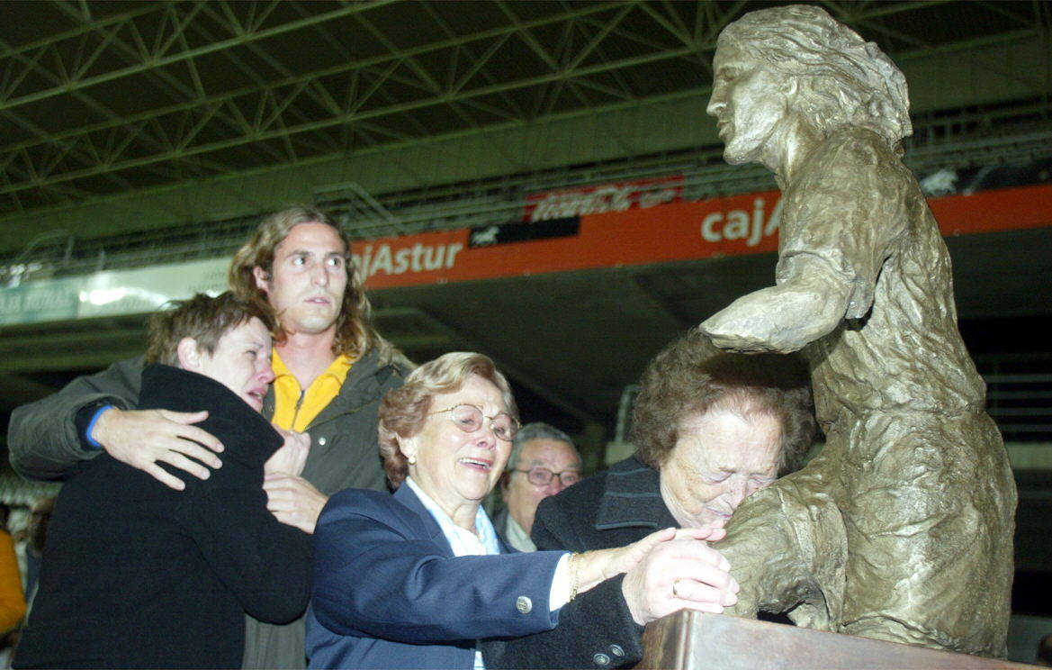 Familiares y amigos del exjugador del Real Oviedo, Armando Barbón, lloran ante la escultura colocada en una esquina del Carlos Tartiere (2005). 