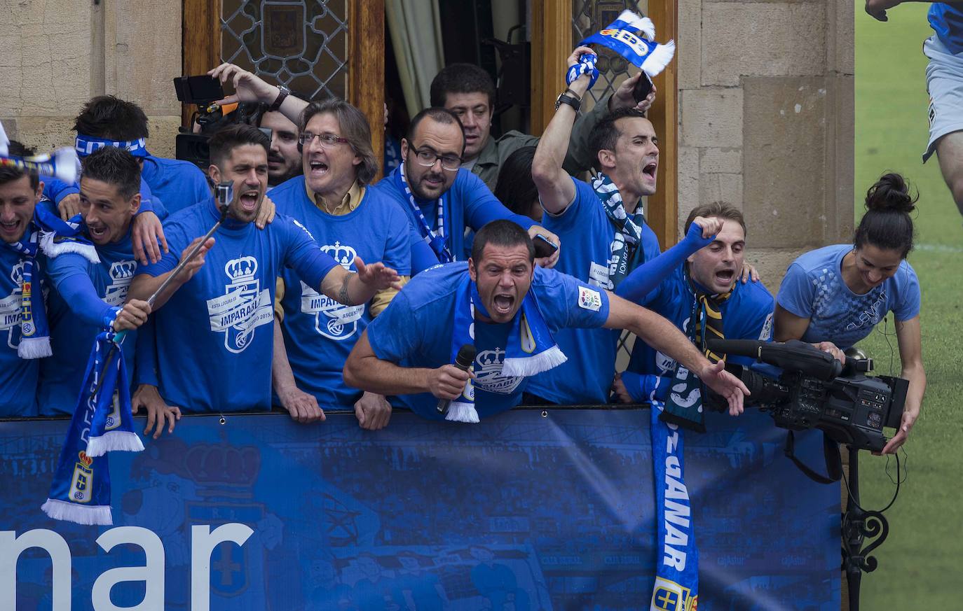 Los jugadores, en el balcón del Ayuntamiento vitoredos por miles de personas congregadas en la plaza de la Constitución (2015) 