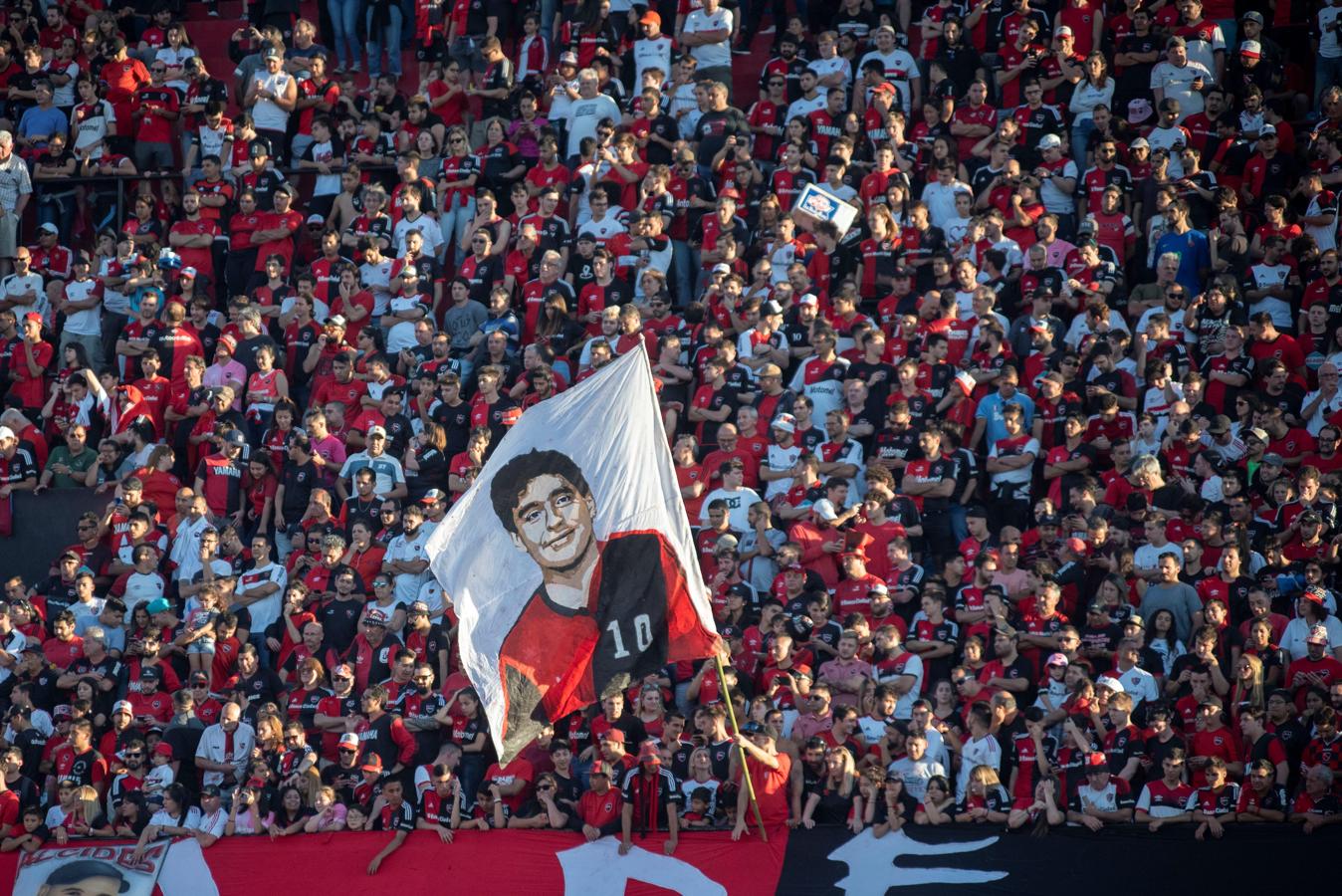 Luciendo una gorra que rezaba 'Chaves somos todos', Maradona fue recibido como un héroe en Rosario porque jugó en Newell's de 1993 a 1994. Los hinchas locales desplegaron banderas conmemorativas a su paso por el club y lo ovacionaron en reiteradas oportunidades. Además, los directivos le hicieron varios regalos, como un cuadro y una camiseta especial.