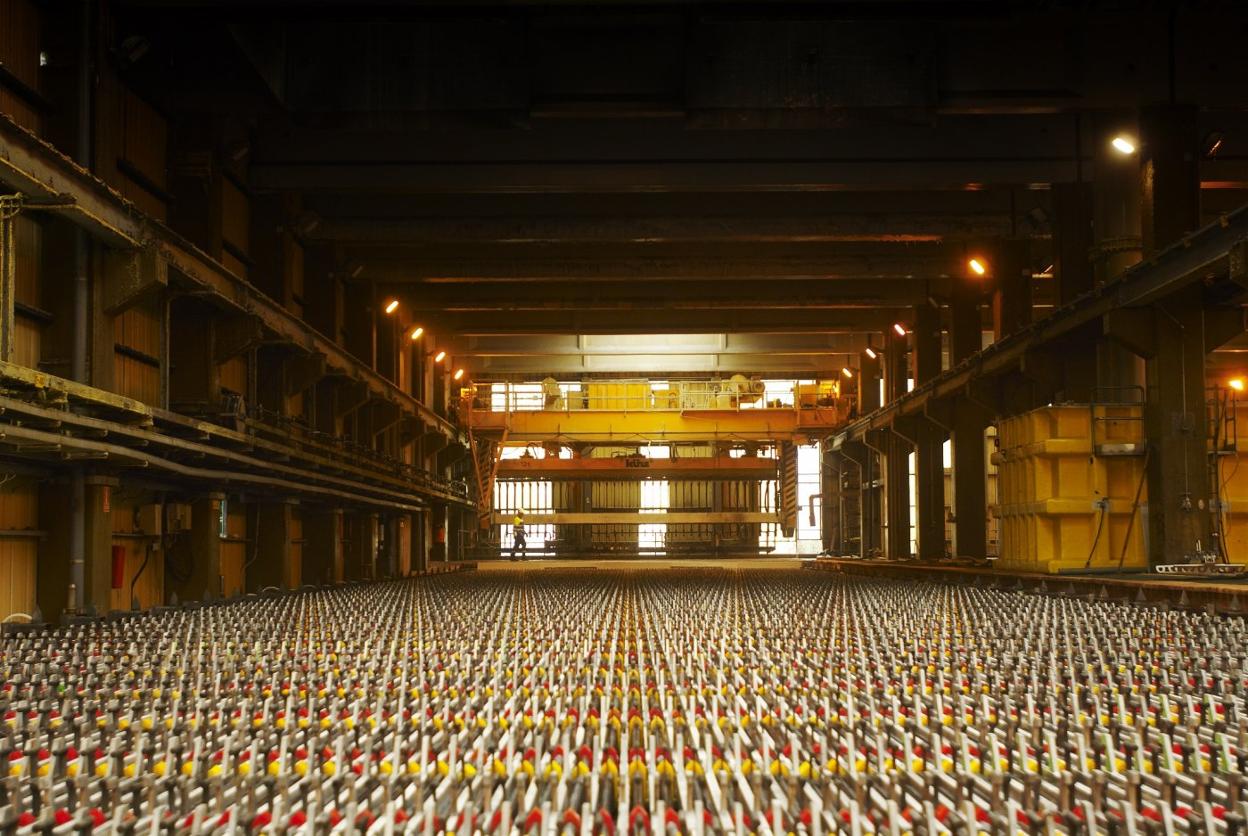 Una de las naves de electrolisis actualmente en funcionamiento en AZSA en San Juan de Nieva. 