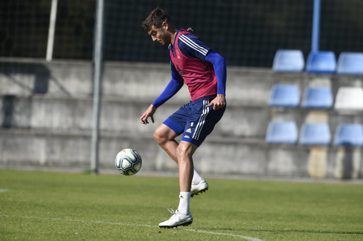 El murciano Javi Fernández golpea el balón durante la sesión en las instalaciones de El Requexón.