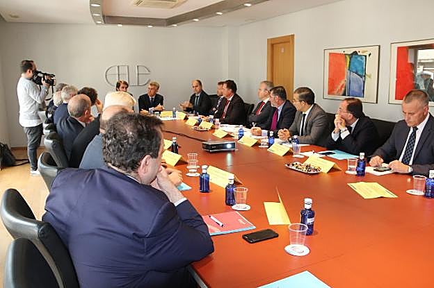 Álvaro Alonso y Félix Baragaño, tercero y cuarto por la derecha, en la reunión de León. 