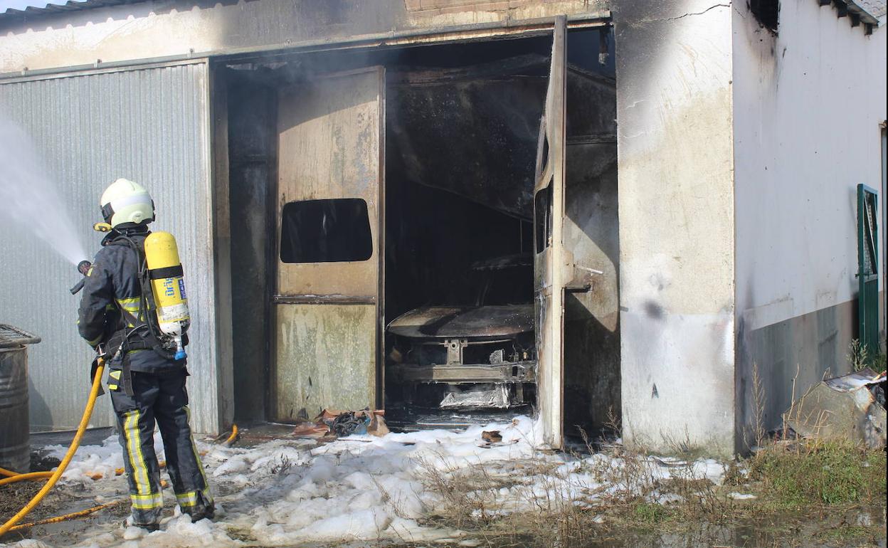 Extinguido un incendio en la Renault de Salave, en Tapia de Casariego