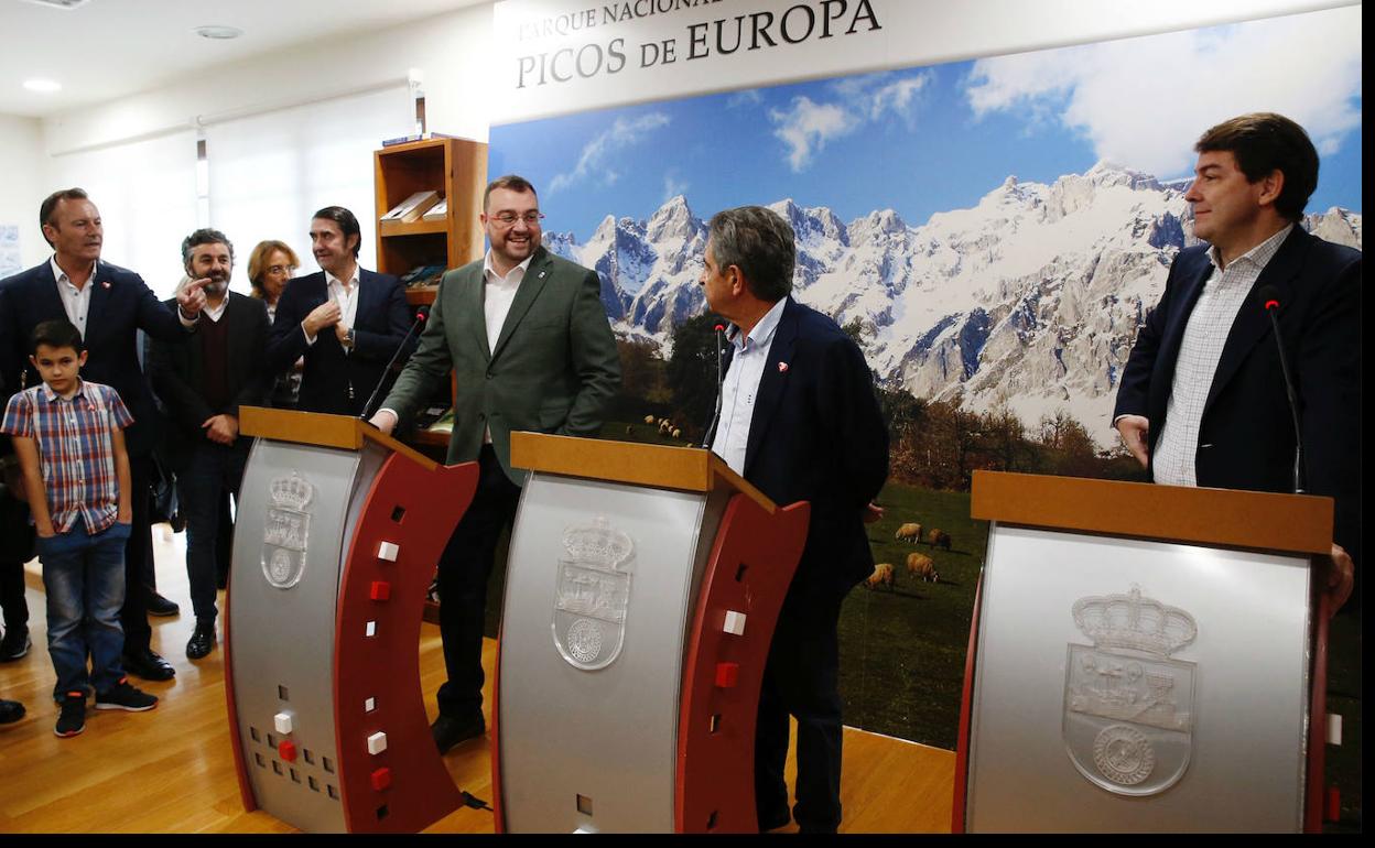 Para iniciar los trabajos sobre este nuevo convenio se reunieron esta mañana en Camaleño (Cantabria) los presidentes de Cantabria, Miguel Ángel Revilla; Asturias, Adrián Barbón, y Castilla y León, Alfonso Fernández Mañueco