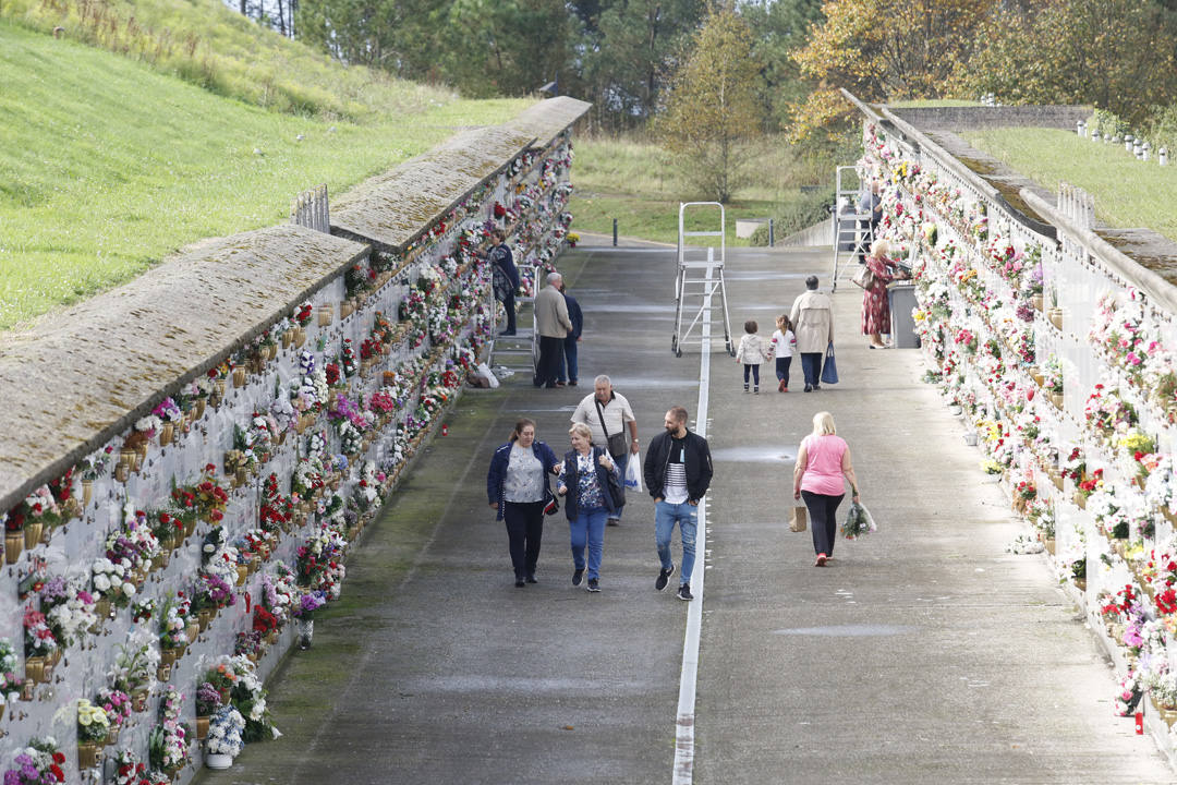 Ya han comenzado las visitas para honrar a los difuntos con motivo de la festividad de Todos los Santos en Deva y el cementerio gijonés está repleto de ofrendas florales. 