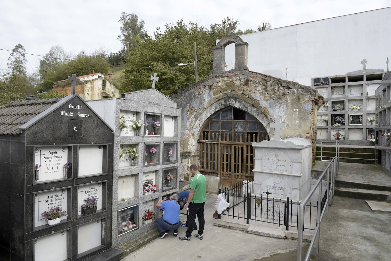 Los familiares de los difuntos que yacen en los cementerios de La Manjoya, Tudela Veguín, Olloniego y Trubia ya han comenzado a acudir a los sepulcros. 