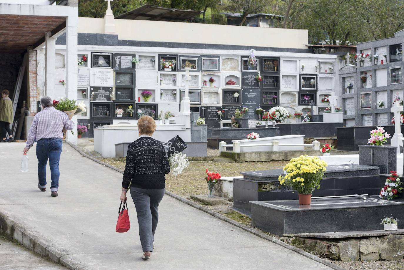 Los familiares de los difuntos que yacen en los cementerios de La Manjoya, Tudela Veguín, Olloniego y Trubia ya han comenzado a acudir a los sepulcros. 