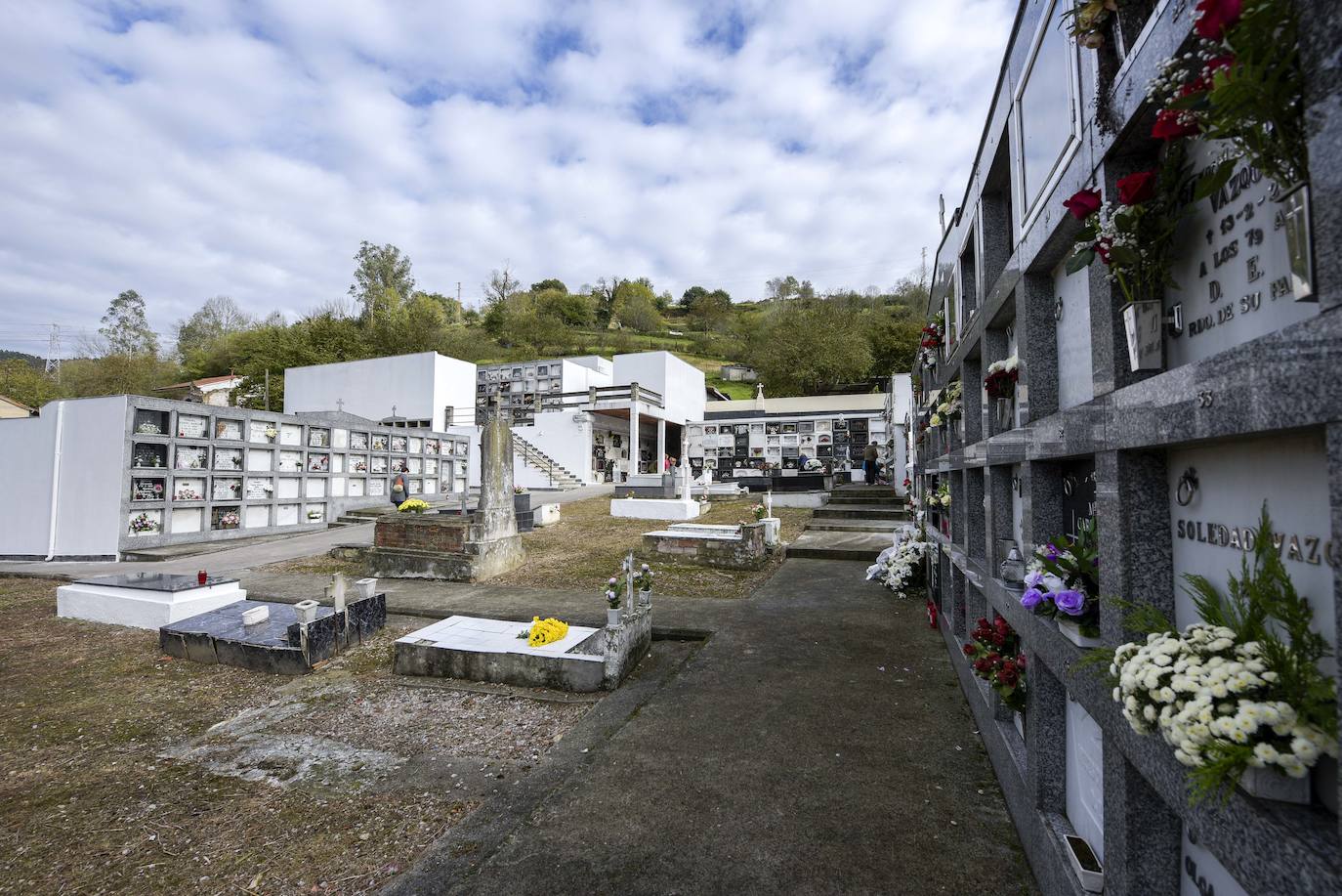 Los familiares de los difuntos que yacen en los cementerios de La Manjoya, Tudela Veguín, Olloniego y Trubia ya han comenzado a acudir a los sepulcros. 