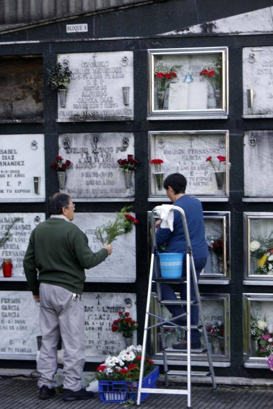 Los familiares de los difuntos que yacen en los cementerios de La Manjoya, Tudela Veguín, Olloniego y Trubia ya han comenzado a acudir a los sepulcros. 