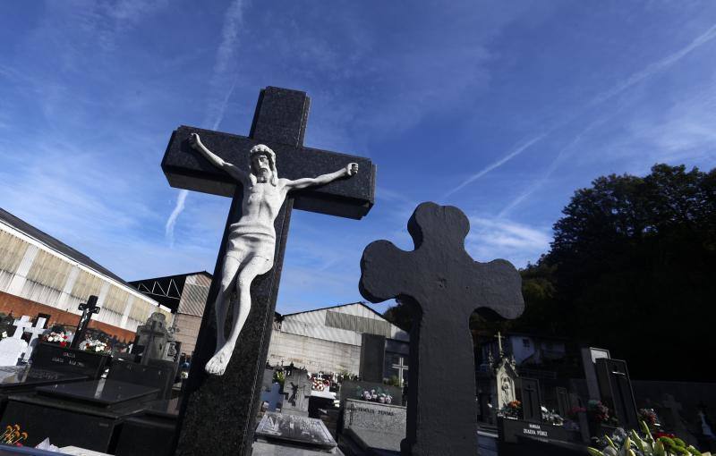 Los familiares de los difuntos que yacen en los cementerios de La Manjoya, Tudela Veguín, Olloniego y Trubia ya han comenzado a acudir a los sepulcros. 