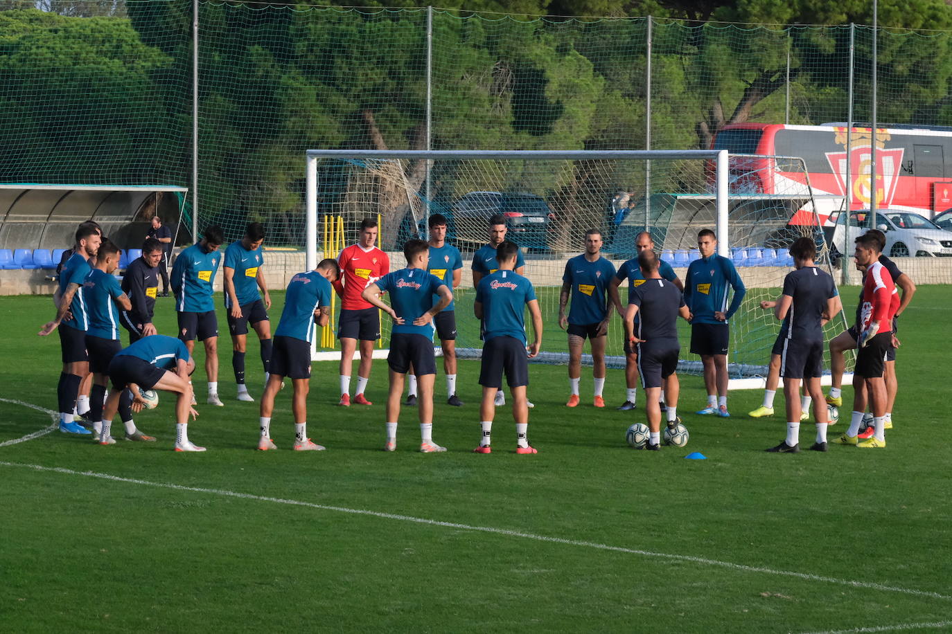 El equipo rojiblanco se ejercitó en tierras gaditanas antes del encuentro de este viernes a las 16.00h. frente al Cádiz. 