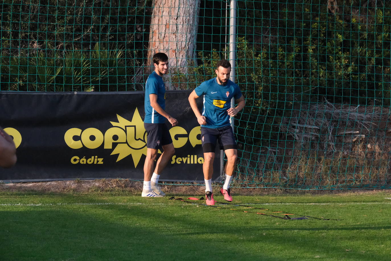 El equipo rojiblanco se ejercitó en tierras gaditanas antes del encuentro de este viernes a las 16.00h. frente al Cádiz. 