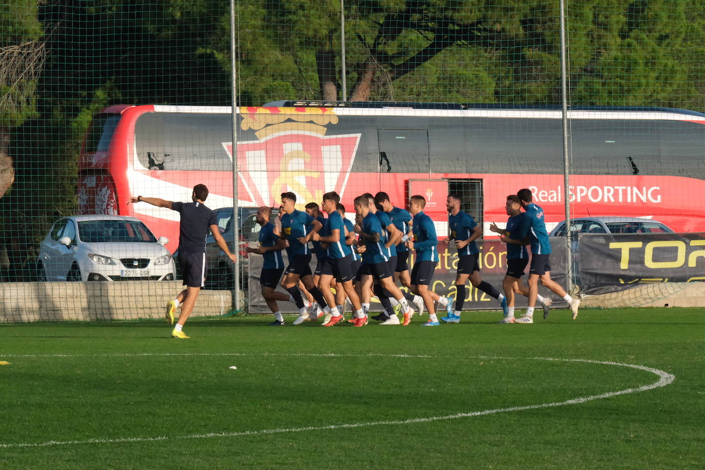 El equipo rojiblanco se ejercitó en tierras gaditanas antes del encuentro de este viernes a las 16.00h. frente al Cádiz. 