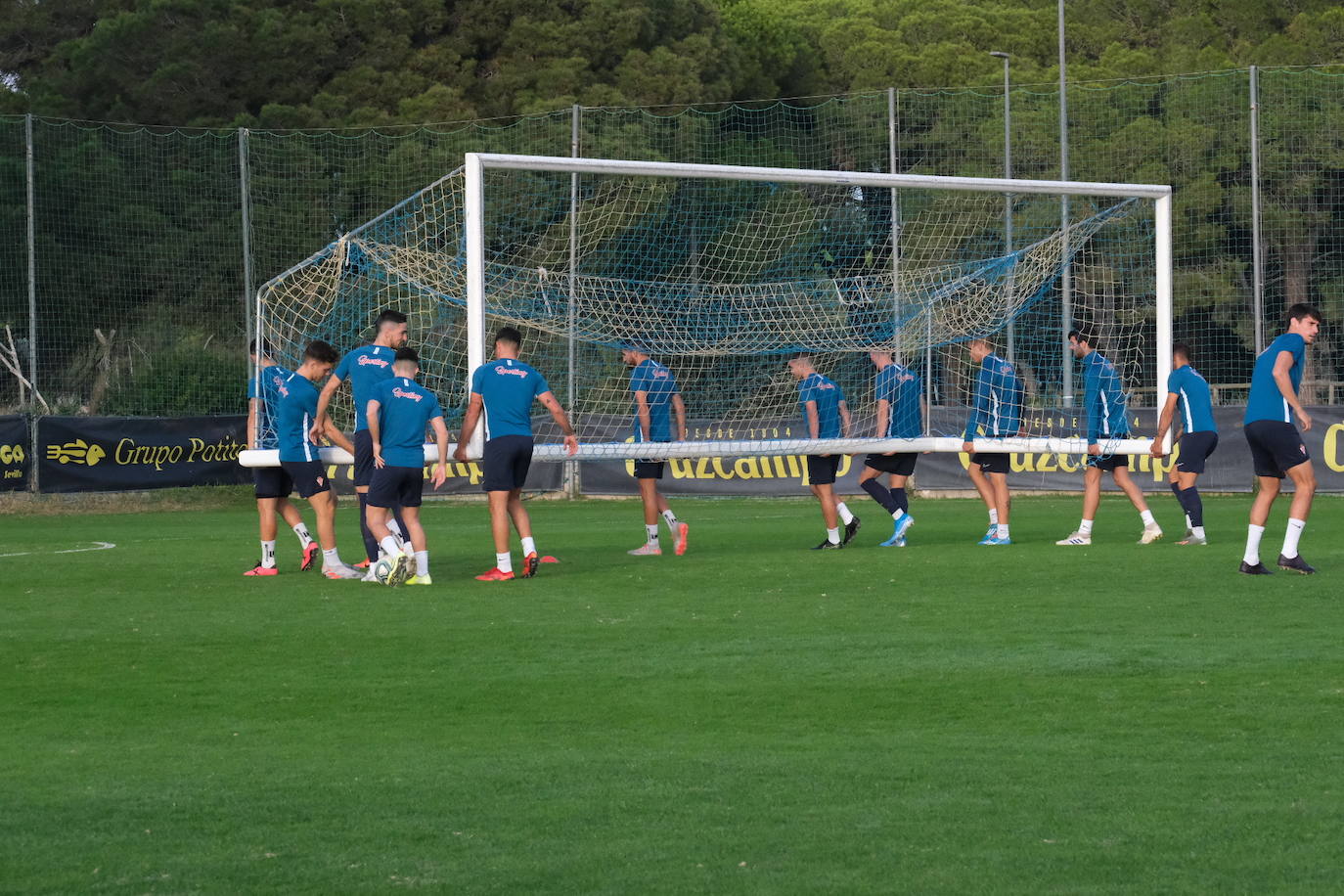 El equipo rojiblanco se ejercitó en tierras gaditanas antes del encuentro de este viernes a las 16.00h. frente al Cádiz. 