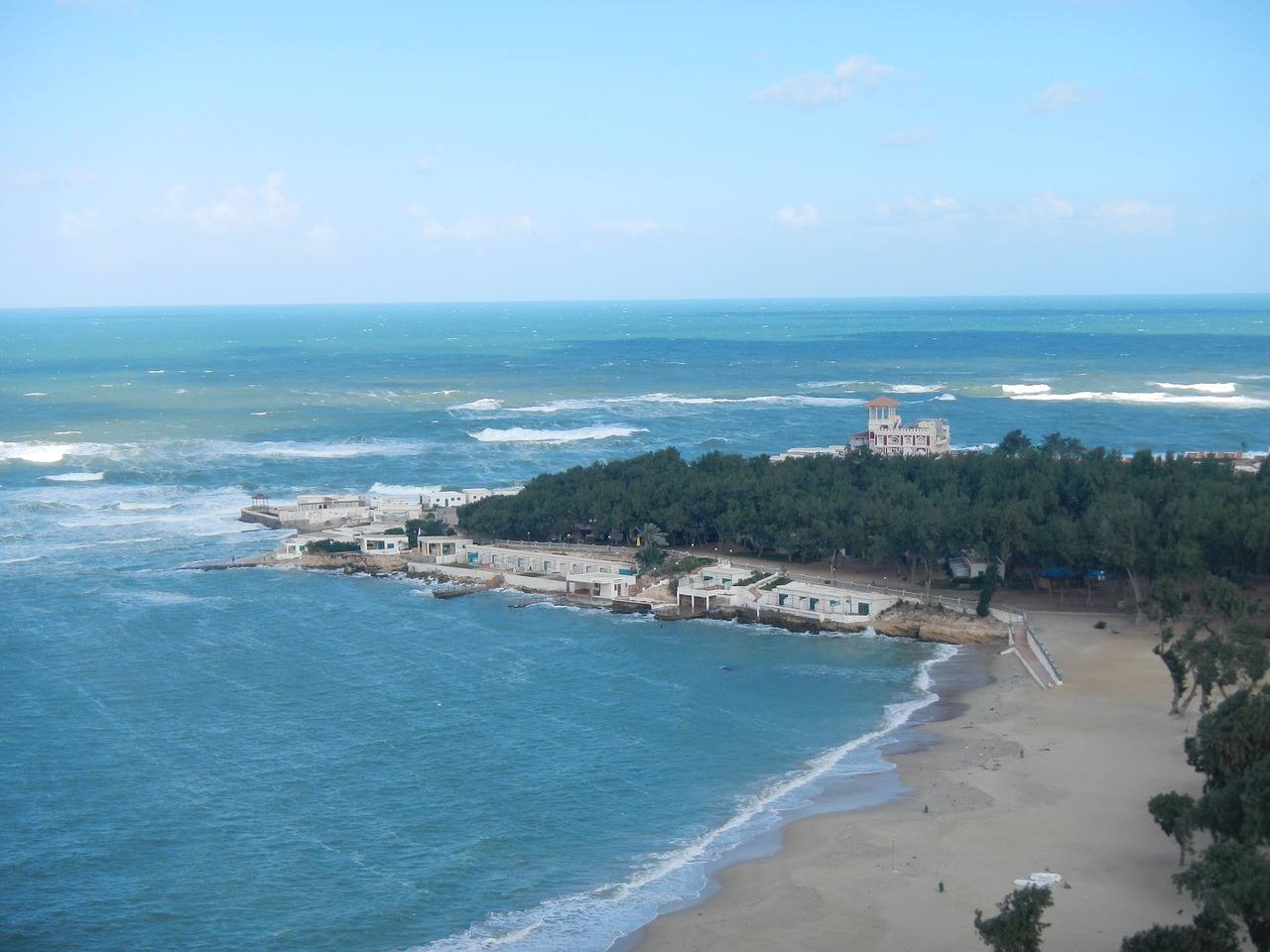 Alejandria (Egipto) | Otra de las ciudades que podría quedar sumergida bajo el agua. Es el principal puerto de Egipto, junto a las aguas del río Nilo, y ante el peligro por el aumento del nivel del mar el gobierno ha tomado medidas para evitar su desaparición con diques de contención y proyectos para que se reduzcan las emisiones de CO2.