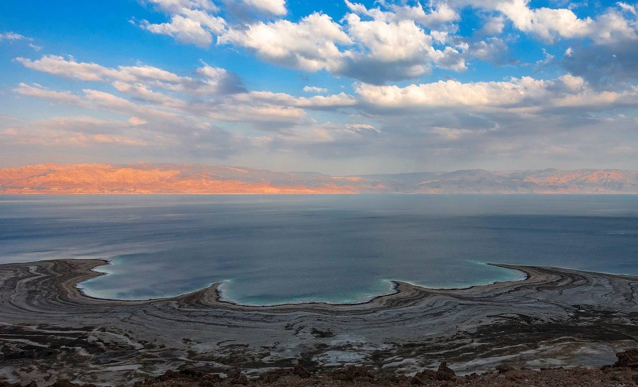 Mar Muerto (Entre Israel, Palestina y Jordania) | Es el punto más bajo de la Tierra, casi a 430 metros bajo el nivel del mar, y está evaporándose. Sus aguas han retrocedido dos kilómetros y la sequía se debe fundamentalmente a la sobreexplotación de minerales en la zona y al menor volumen de agua que llega de los ríos.