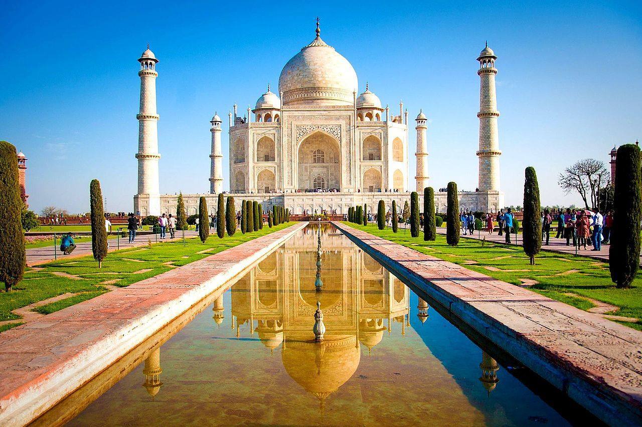 Taj Mahal (India) | La contaminación está afectando gravemente a la estructura y fachada de esta maravilla mundial, algo sobre lo que ya se puso la voz de alarma en la década de los ochenta. Además, la afluencia masiva de turistas complica la conservación de la construcción, agravada por la lluvia ácida que cae sobre la zona por el exceso de dióxido de azufre en la atmósfera y la crítica calidad del aire en Agra.