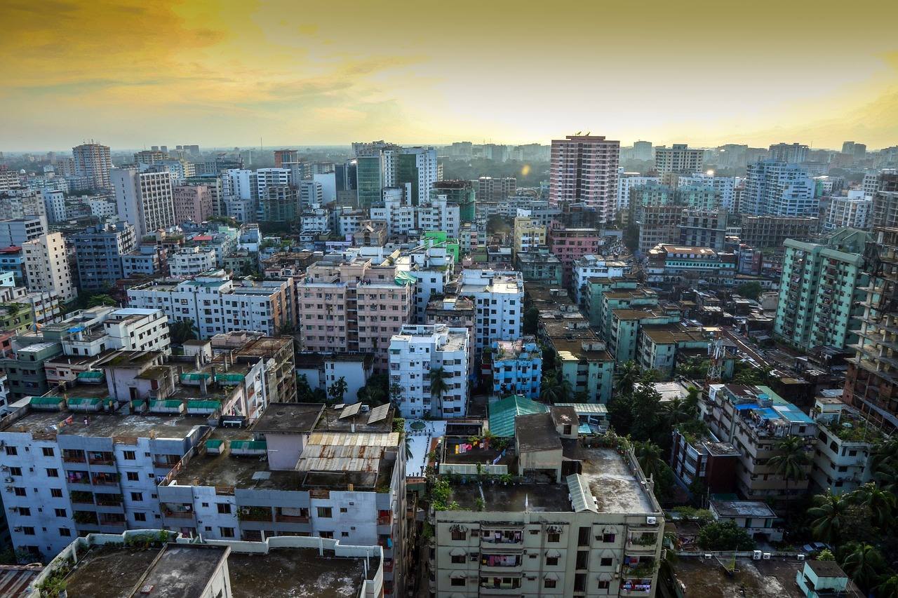 Bangladesh (Asia) | Su geografía plana y las inclemencias meteorológicas provocan la aparición de fenómenos extremos como tifones o inundaciones que arrasan la ciudad y dañan severamente sus infraestructuras.