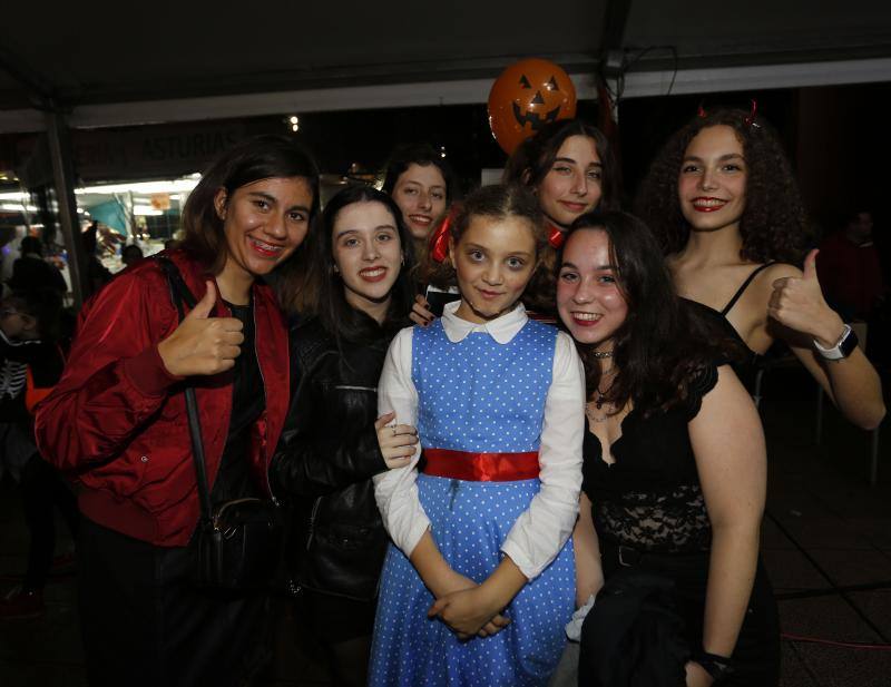 El barrio gijonés de El Llano ha celebrado la nueche de las ánimas, donde se han dado cita brujas, monstruos y calabazas.