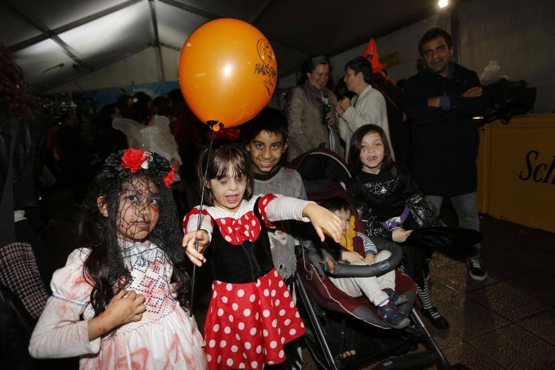 El barrio gijonés de El Llano ha celebrado la nueche de las ánimas, donde se han dado cita brujas, monstruos y calabazas.