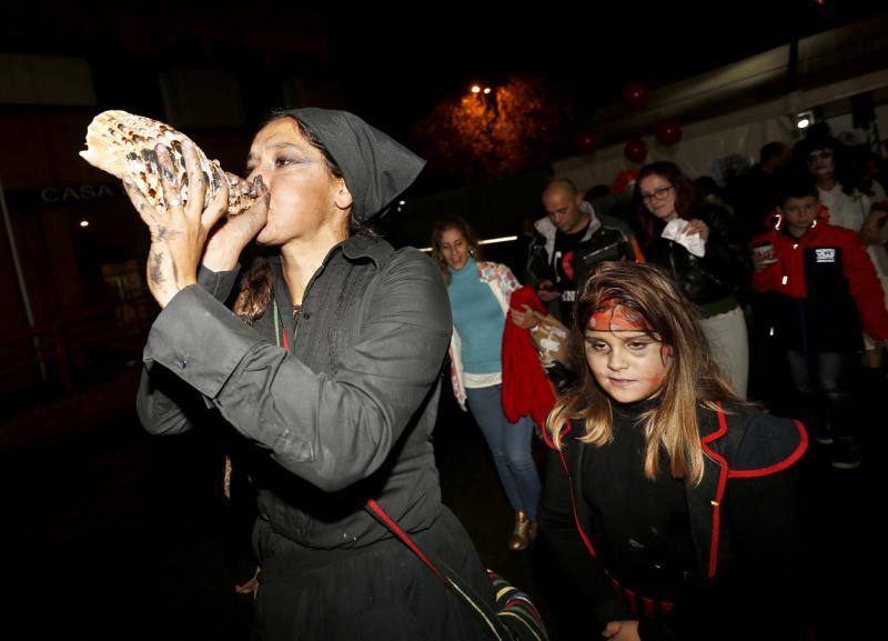 El barrio gijonés de El Llano ha celebrado la nueche de las ánimas, donde se han dado cita brujas, monstruos y calabazas.